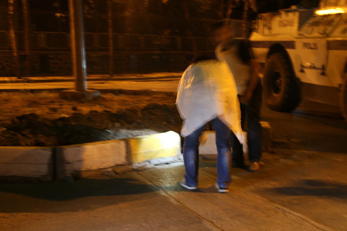 Diyarbakır\'da Polis Karakoluna Ateş Açıldı