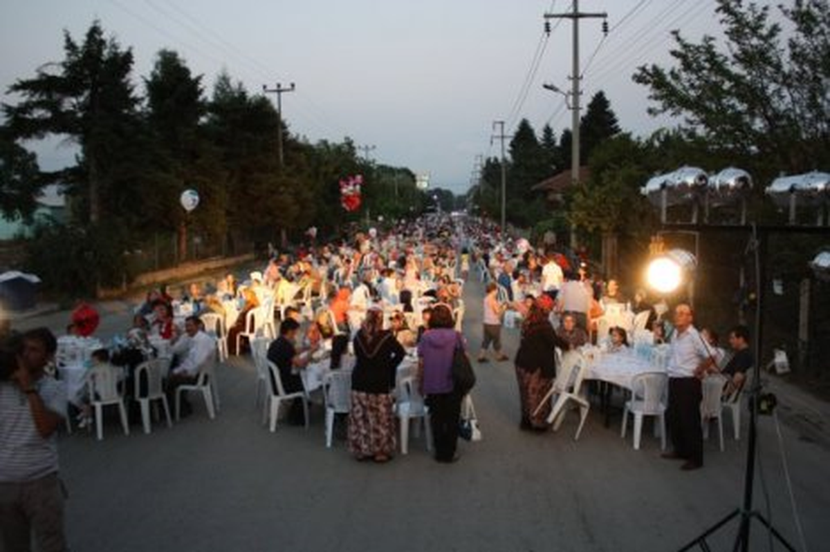 Düzce\'de Mahalle İftarlarına Yoğun İlgi