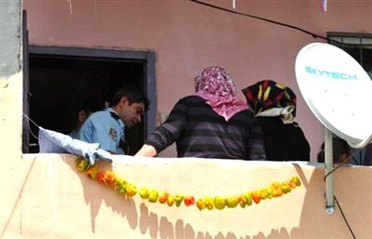 Ellerini Bağlayıp Bileziklerini Çaldılar