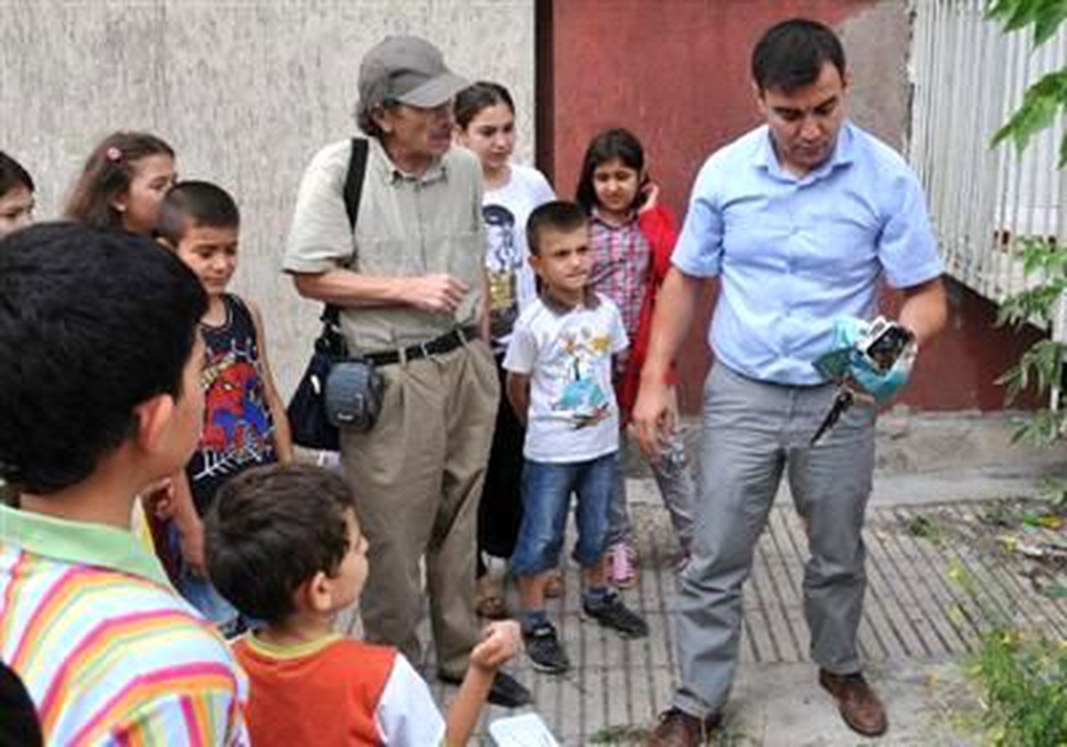Fare Tuzağına Yapışan Kargaya Yardım Eli
