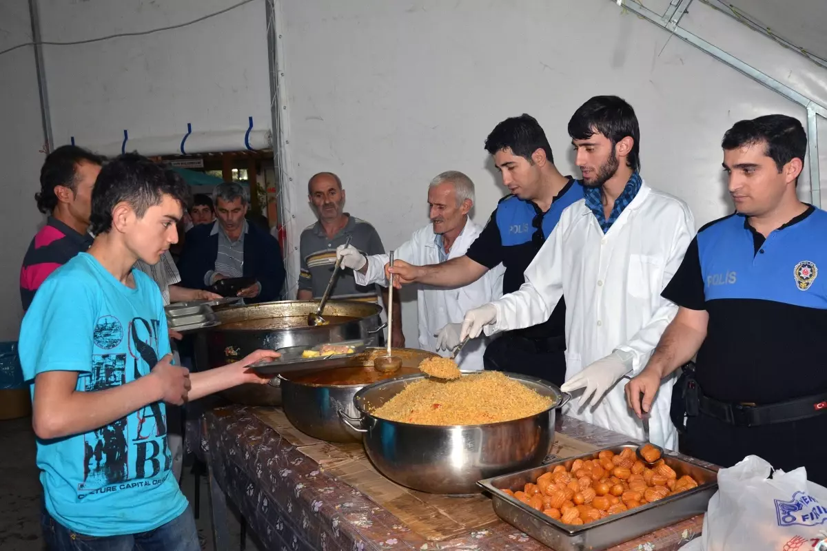Gümüşhane Emniyetinden Vatandaşlara İftar Yemeği