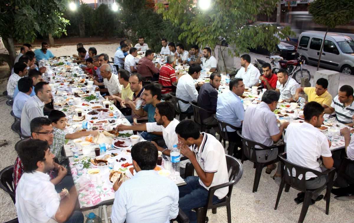 Haftalık Gazeteden Abonelerine İftar
