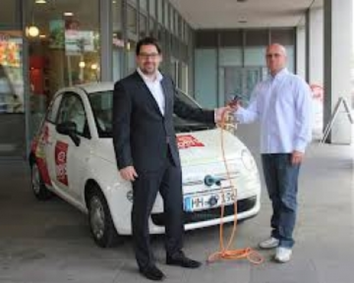Hamburg Belediye Başkanı Elektrikli Otomobile Hayran Kaldı )