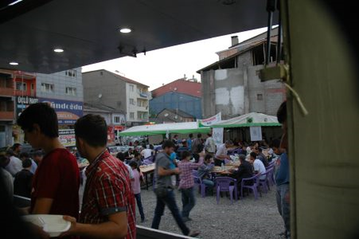 İHH Ağrı\'da Bin 500 Kişiye İftar Verdi