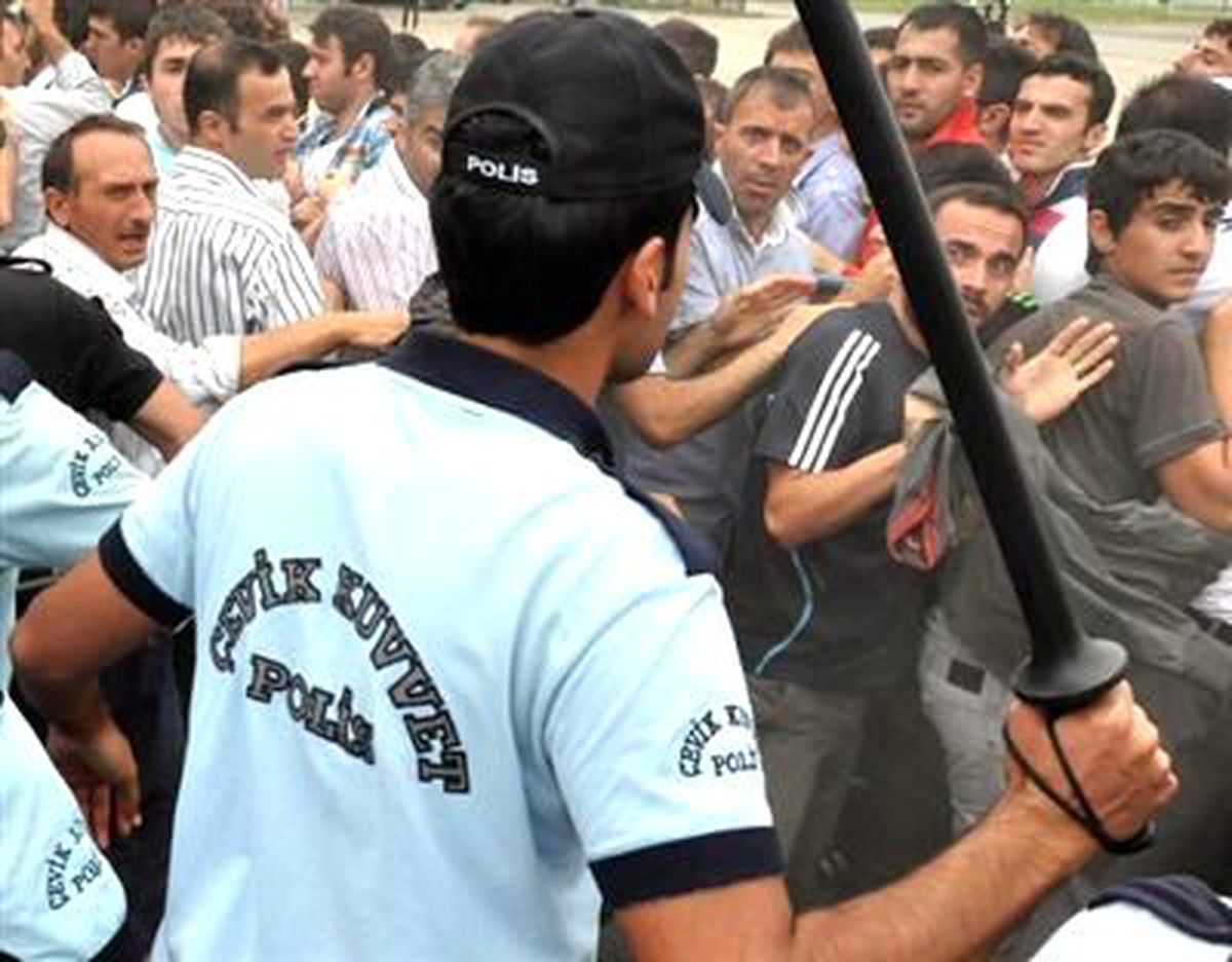 İzdihama Biber Gazı ve Coplu Müdahale