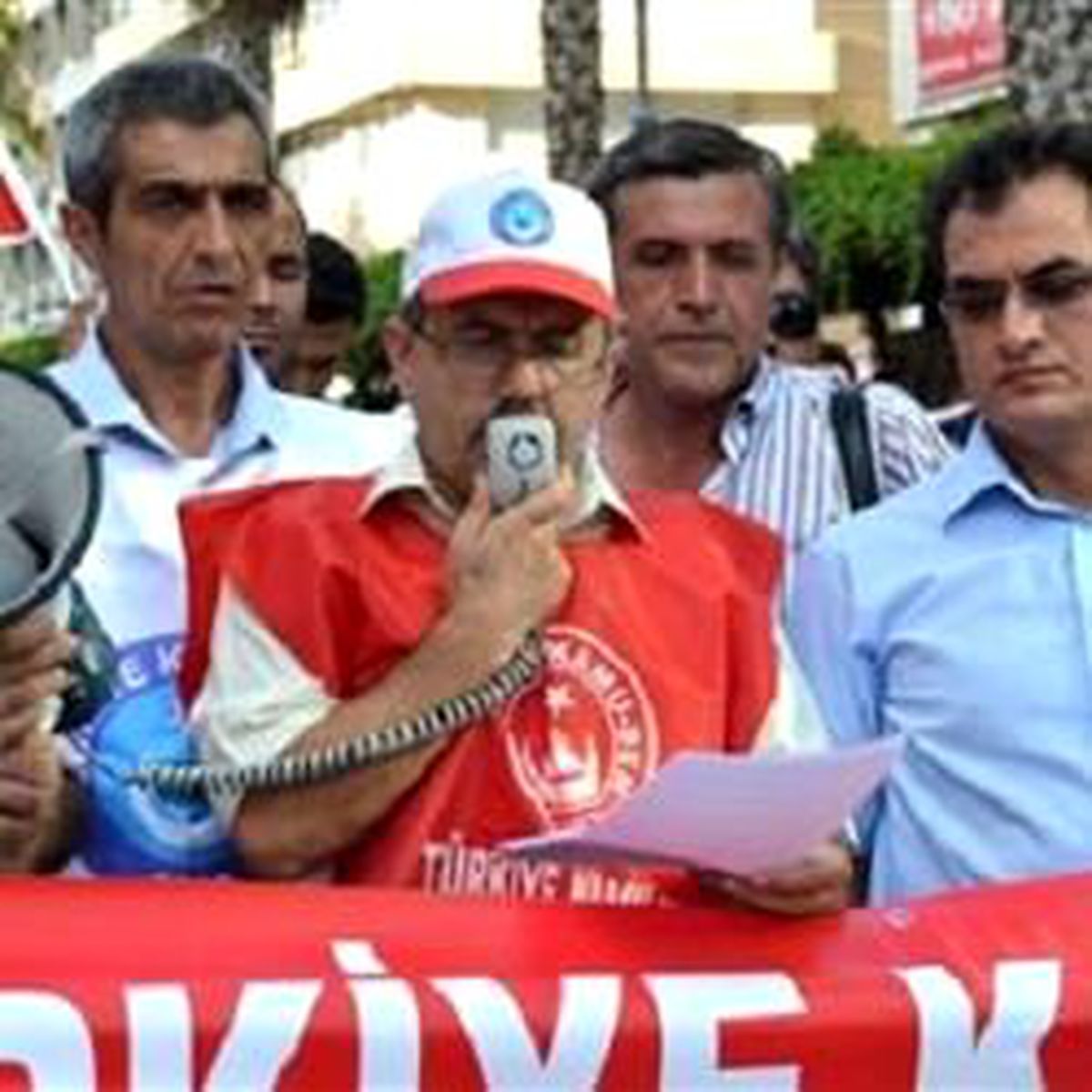 İzmir\'de Askeri Araca PKK Saldırısı