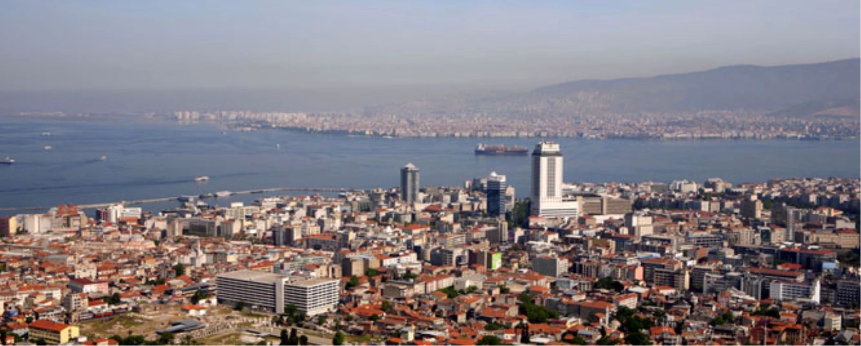 "İzmir\'de Kuralsız Yapılaşmanın Önü Açıldı"