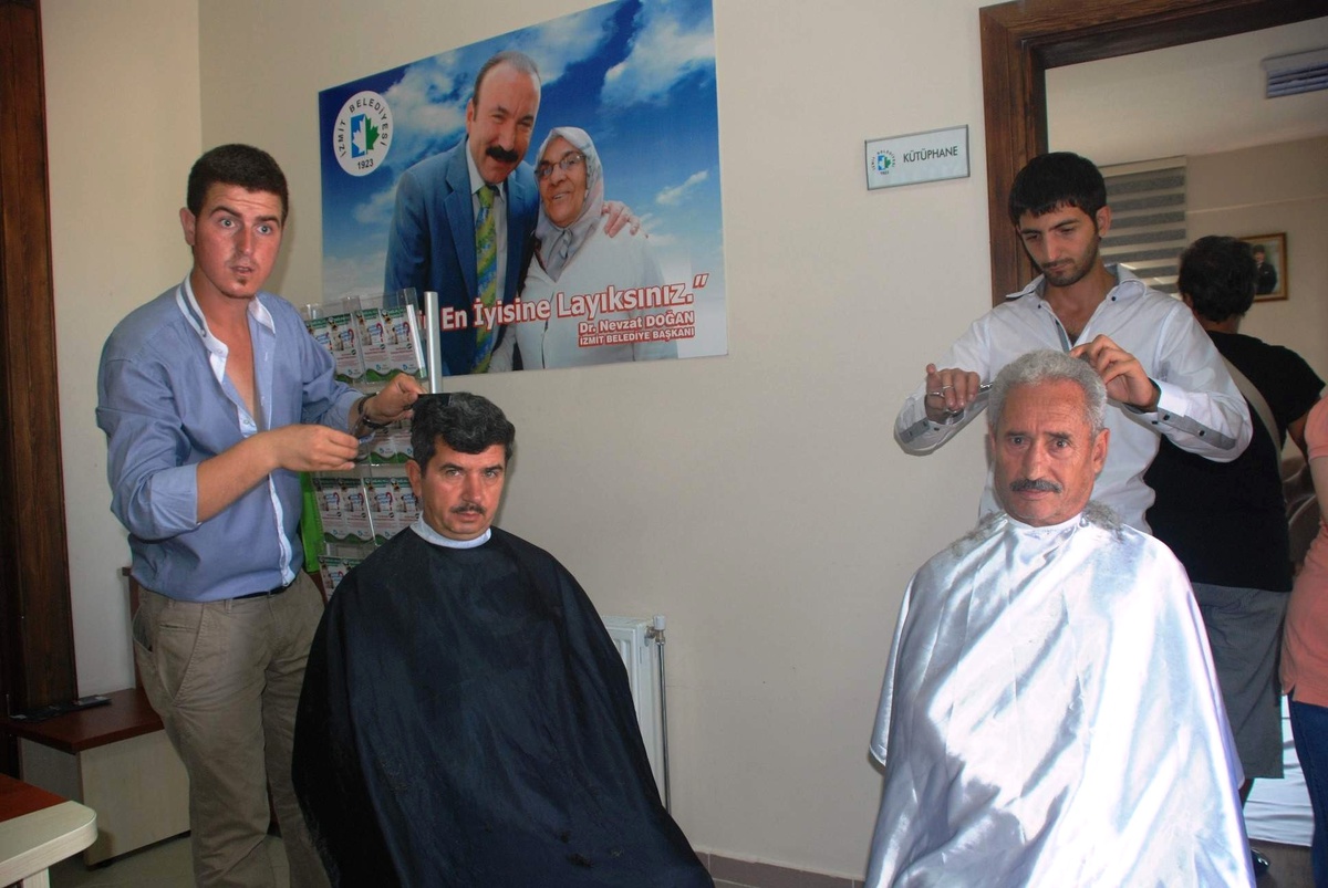 İzmit Belediyesinden Emeklilere Kuaför Hizmeti