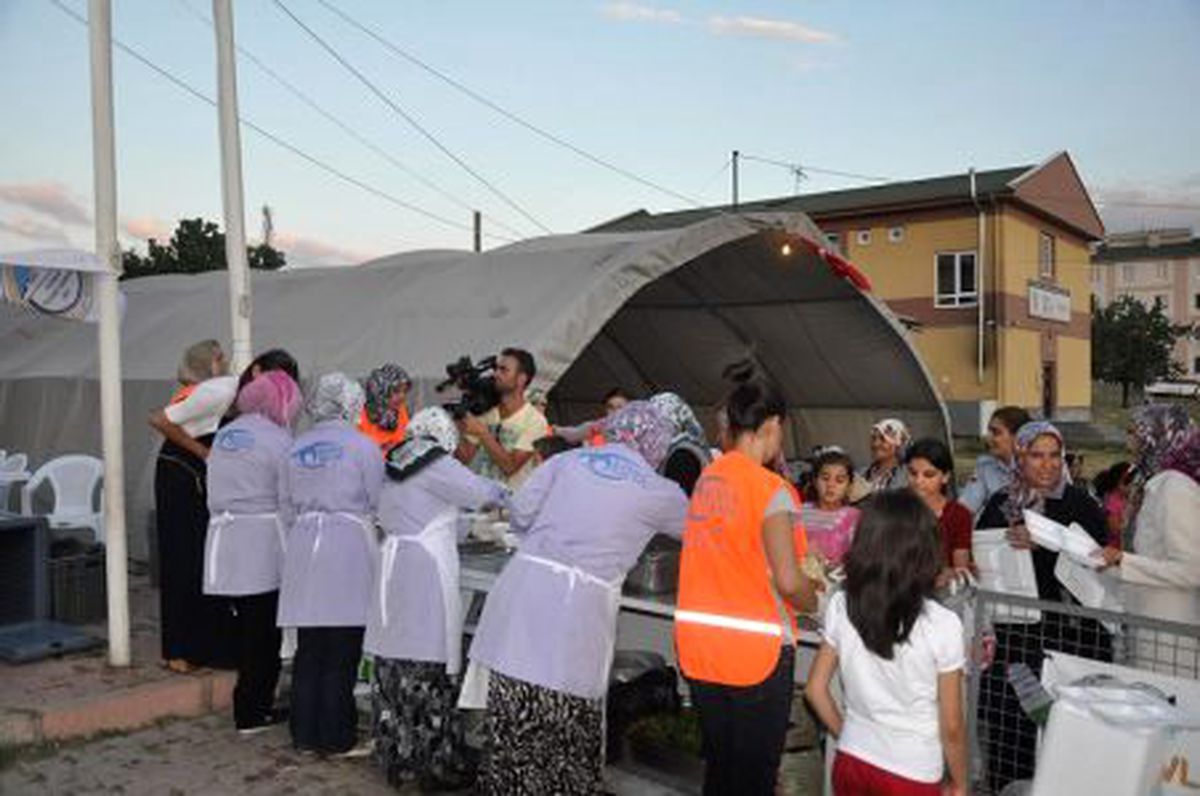 Kayseri Ticaret Borsası İftar Çadırı Kurdu