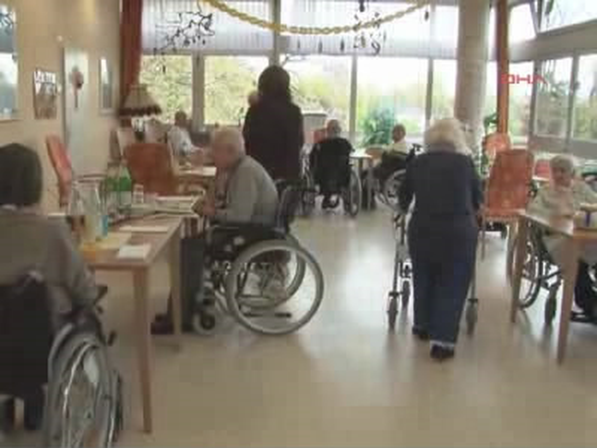 Köln'deki Mülheim Yaşlılar Merkezi'nde Yaşlılar Şikayetçi