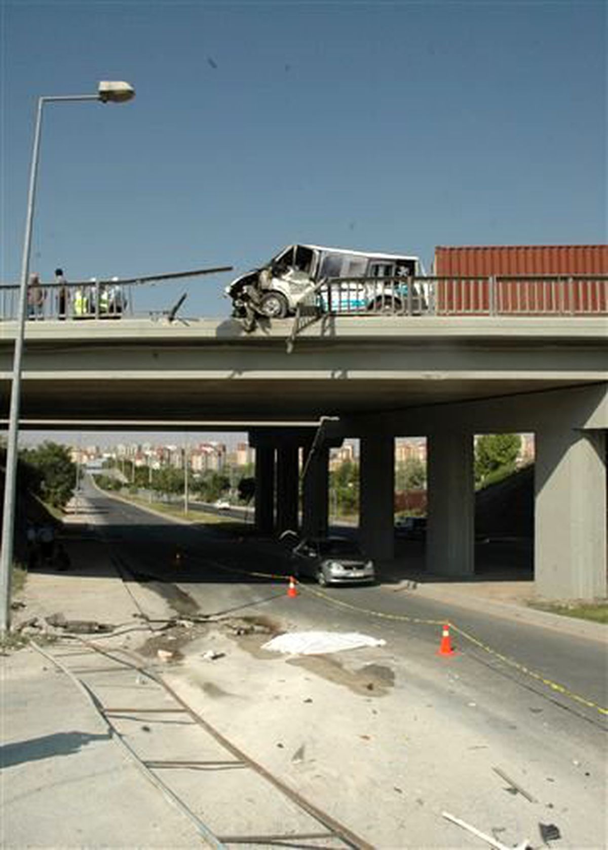 Kontrolden Çıkan Minibüs Köprü Korkuluklarını Parçaladı: 1 Ölü, 1 Yaralı