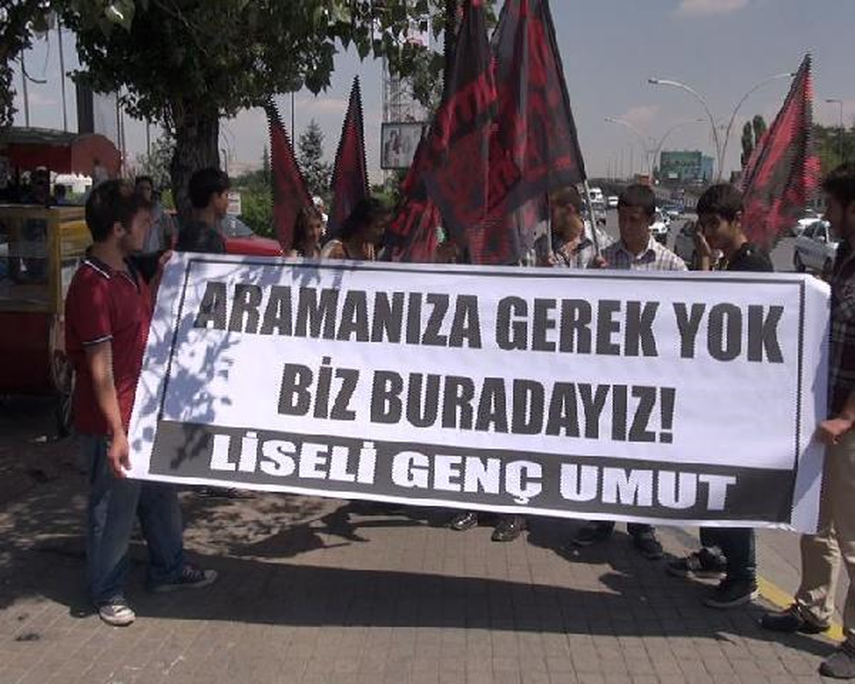 Liselilerden Polise Darbukalı Protesto