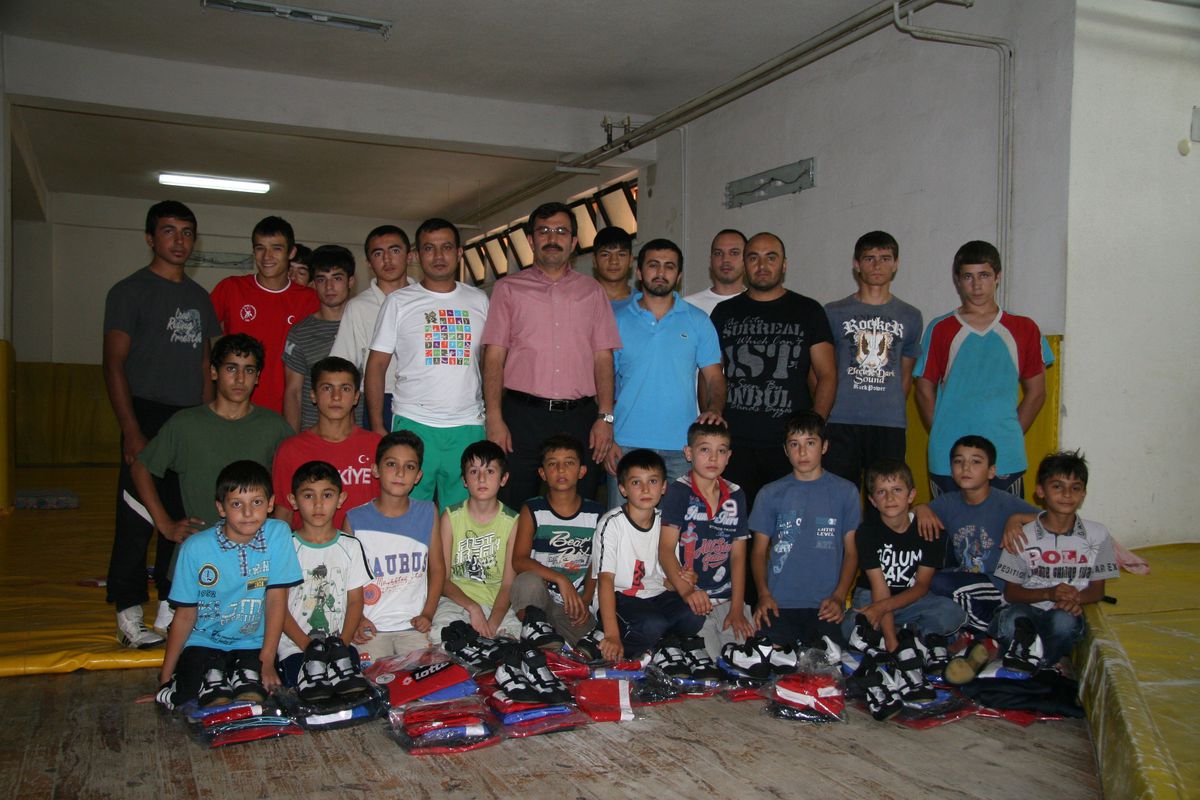 Milli Güreşçiden Sporculara Malzeme Yardımı