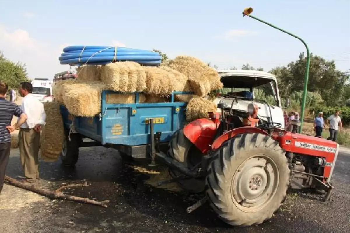 Minibüs Saman Yüklü Traktöre Çarptı: 1 Ölü, 4 Yaralı