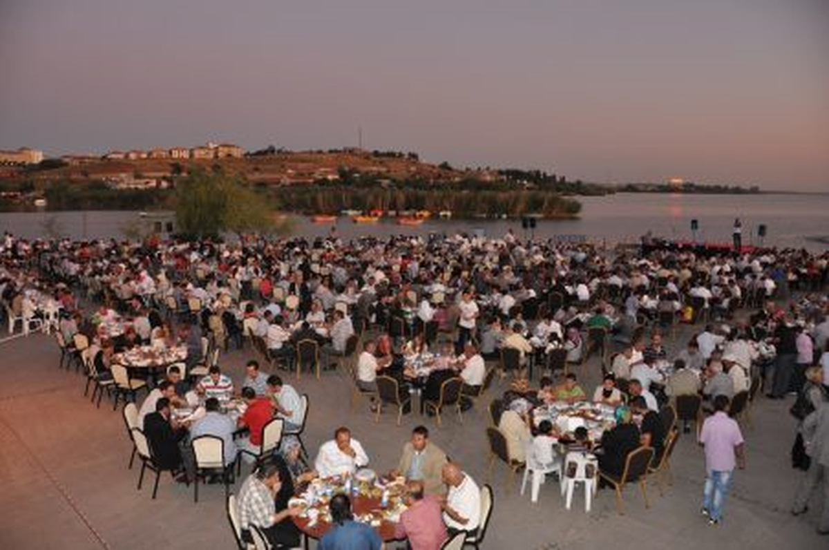 Mogan Kıyısında 6 Bin Kişilik İftar