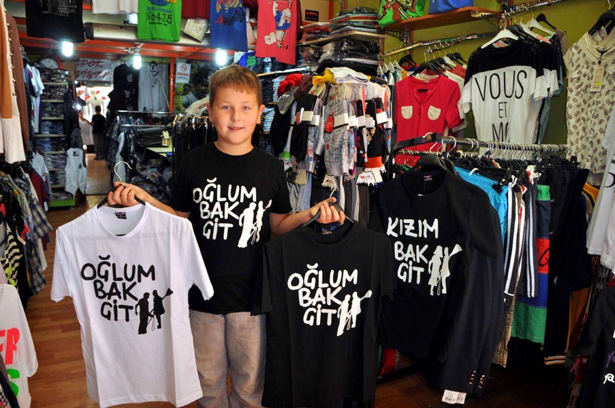 \'Oğlum Bak Git\' T-Shirtleri Yok Satıyor
