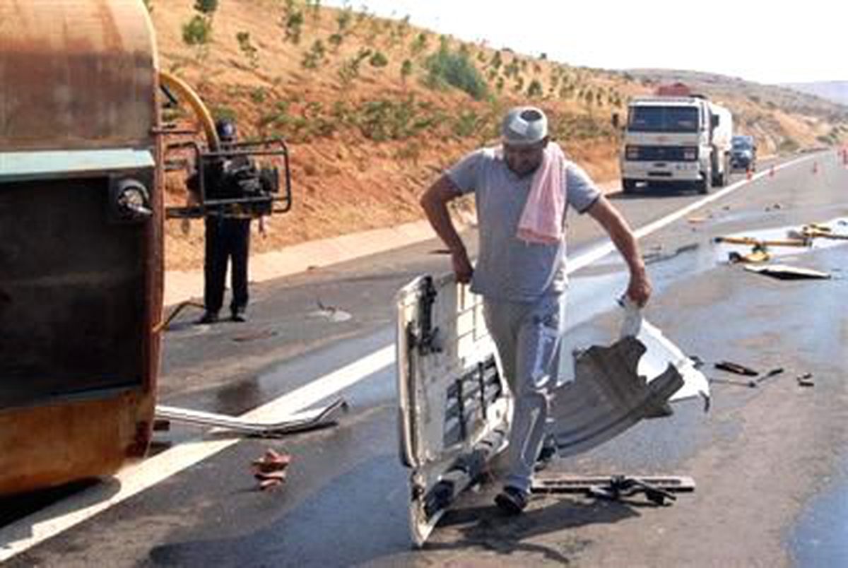 Ölümden Döndü, Hurda Haline Gelen Tır\'ın Parçalarını Topladı