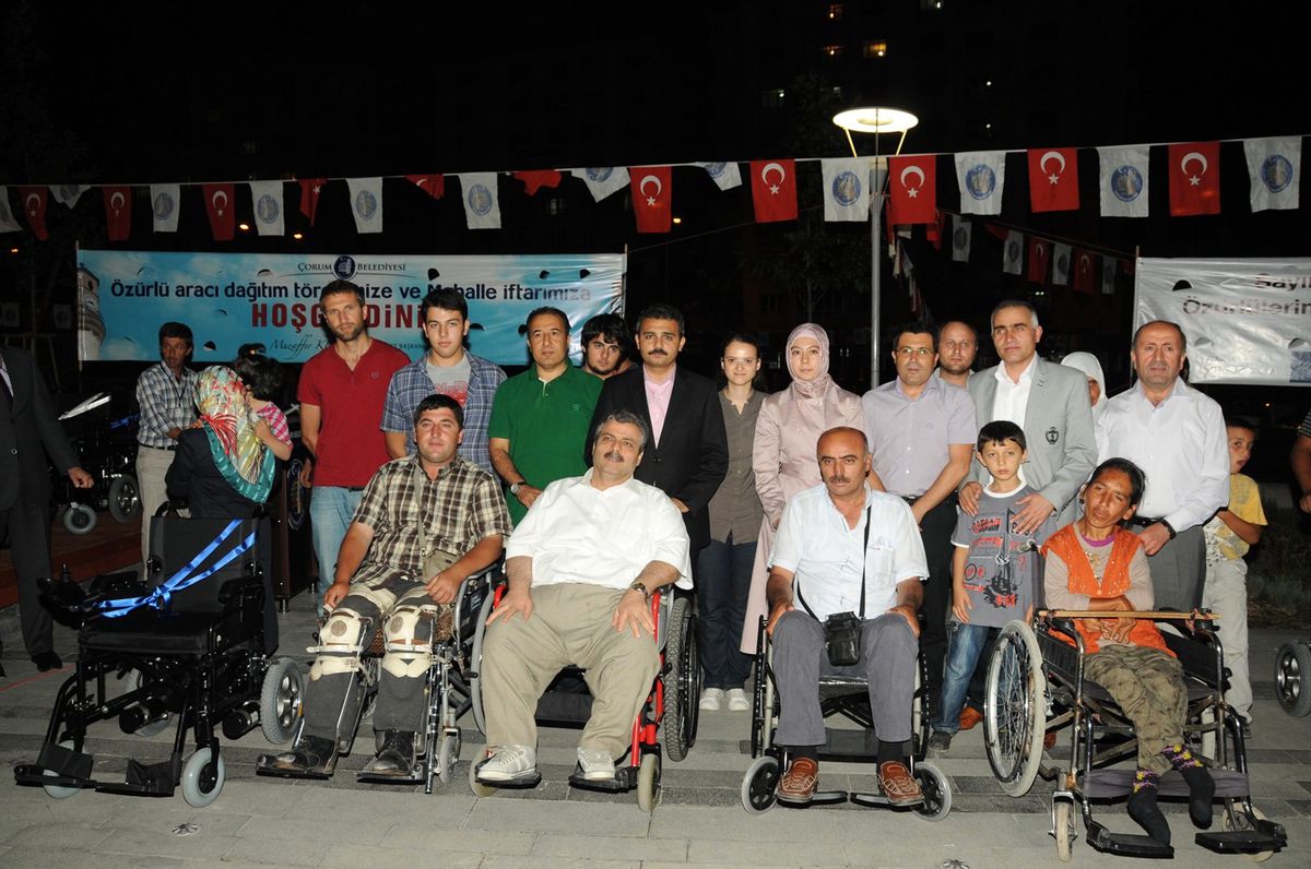Önce Engelliler Sevindirildi Sonra Mahalleliye İftar Verildi