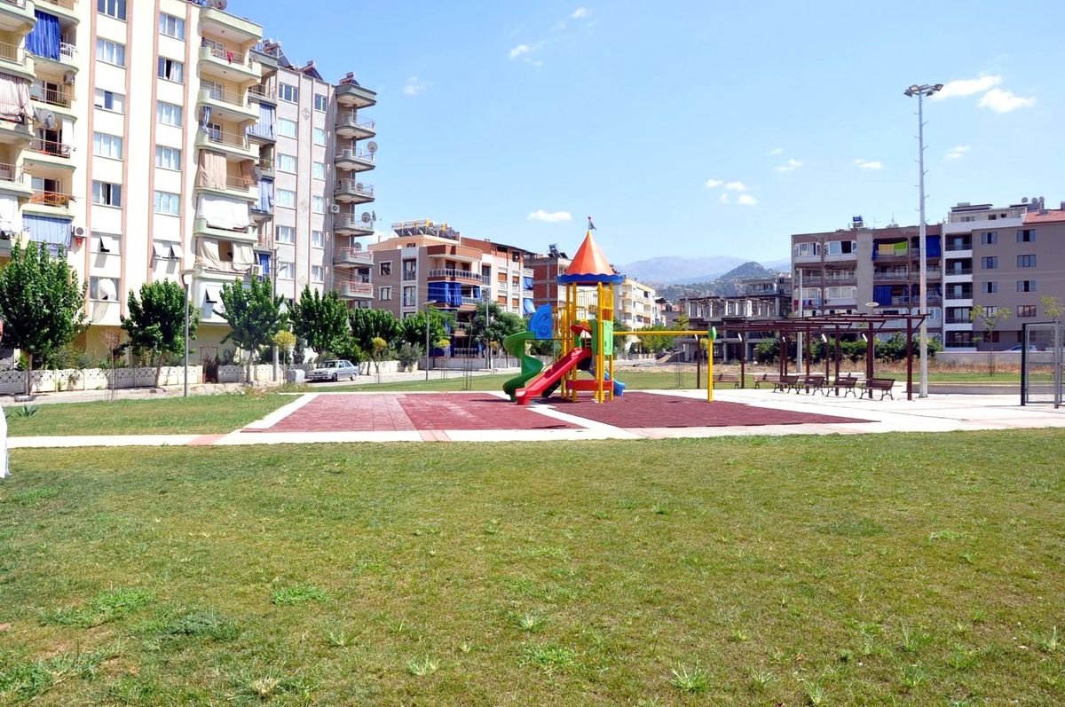 Park ve Bahçeler Müdürlüğü Salihli\'yi Güzelleştiriyor
