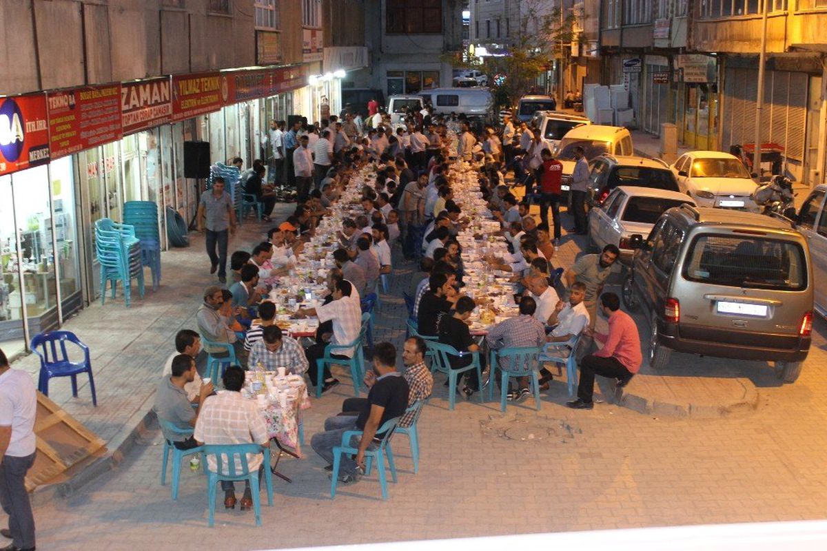 \'Rahmet Eli\'nden İftar Yemeği