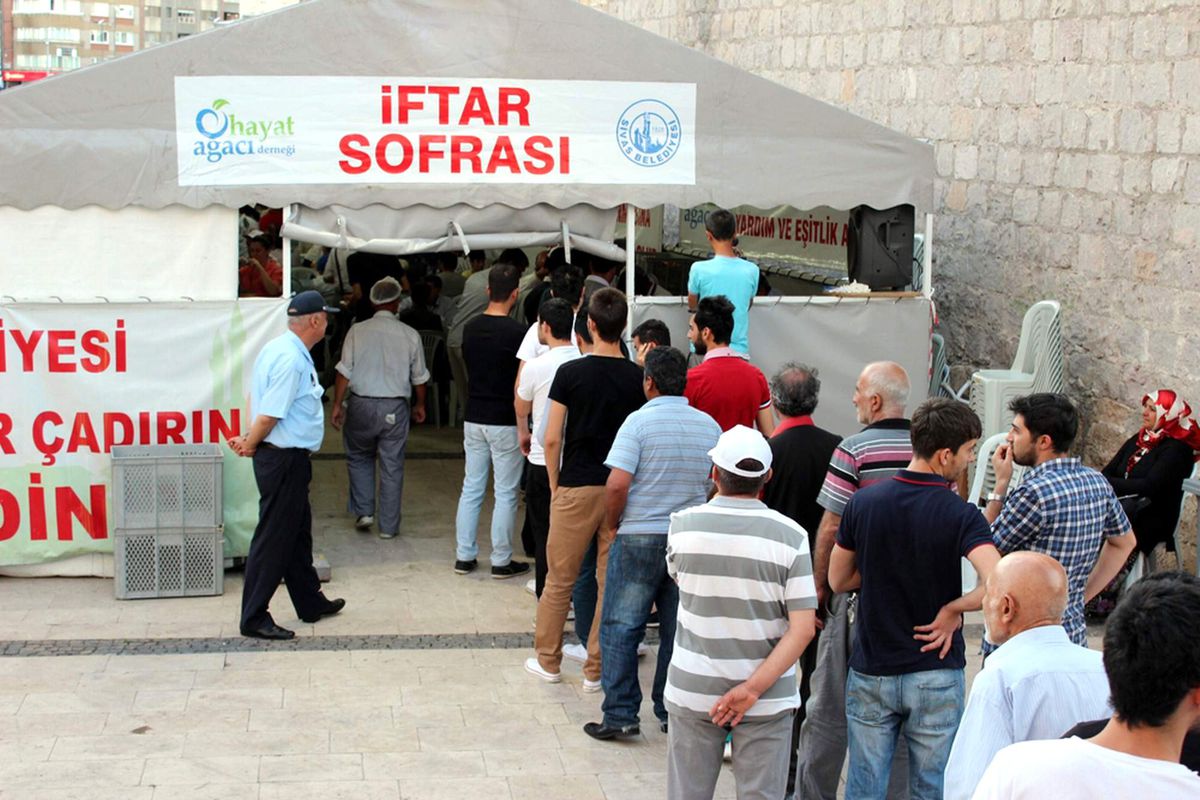 Sivas\'ta İftar Çadırına Yoğun İlgi
