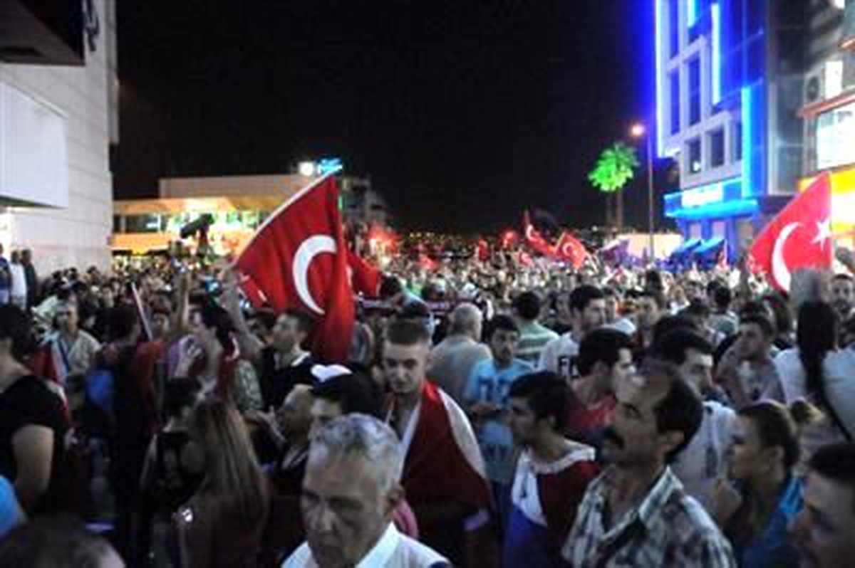 Terörü Lanetleyen İzmir, Kırmızı Beyaza Büründü