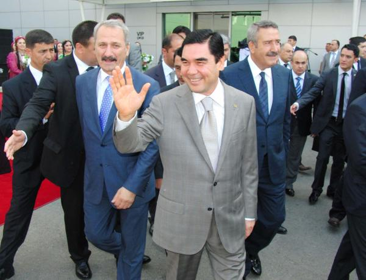 Türkmenistan Devlet Başkanı\'nın Konvoyunda Kaza