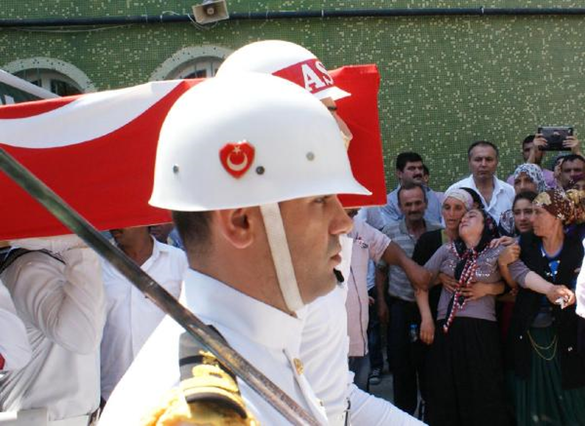 (Yeniden-Ek Bilgilerle) - Şehit Er Özkan Ateşli\'nin Cenazesi Baba Ocağında