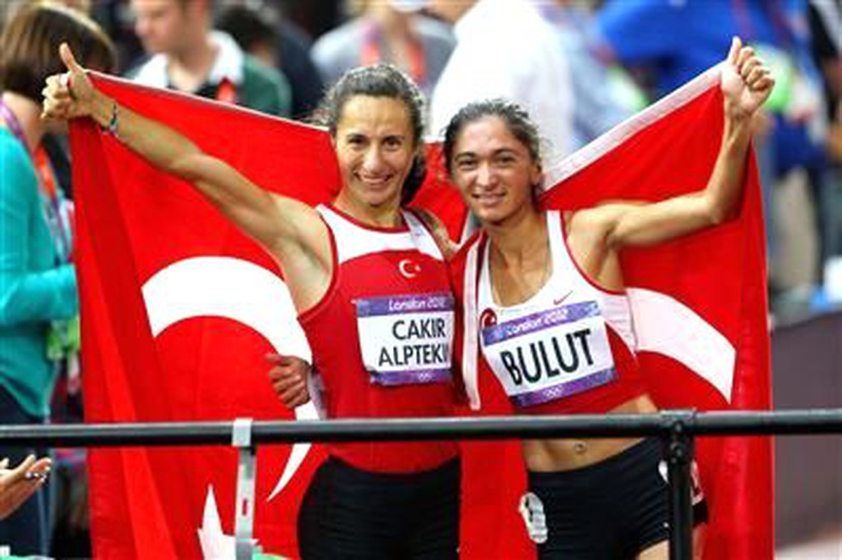 2012 Londra Olimpiyatları\'nda Kadınlar 1500 Metre Finallerinde Yarışan Milli Atletler Aslı Çakır...