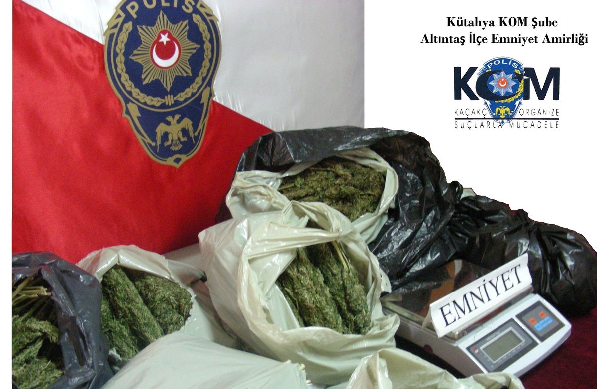 Altıntaş\'ta 15 Kilogram Esrar Maddesi Ele Geçirildi