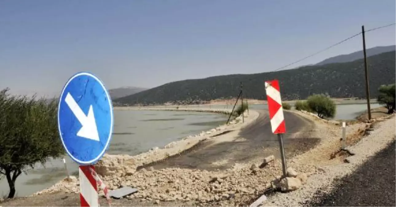 Avlan Gölü'nü Ortadan Bölen Karayolu Kapatıldı