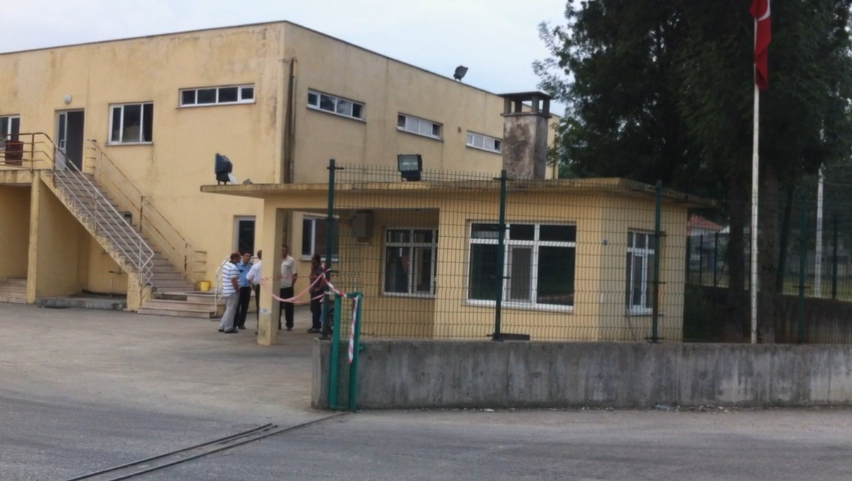 Ayakkabısını Parçalayan Köpeğin Sahibini Vurdu