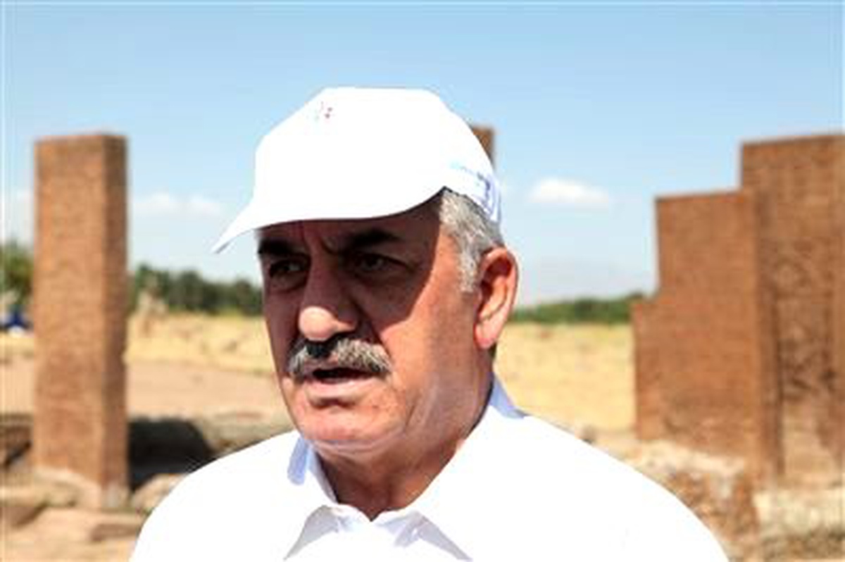 Bakan Yazıcı, Ahlat\'ta Selçuklu Mezarlığı\'nı Ziyaret Etti