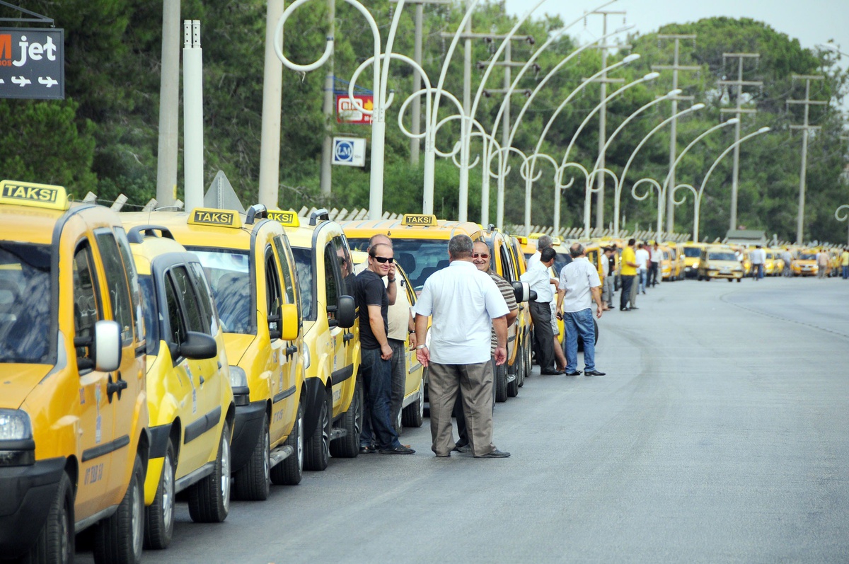 Belek\'teki 470 Taksici Kontak Kapattı, Turistler Yolda Kaldı