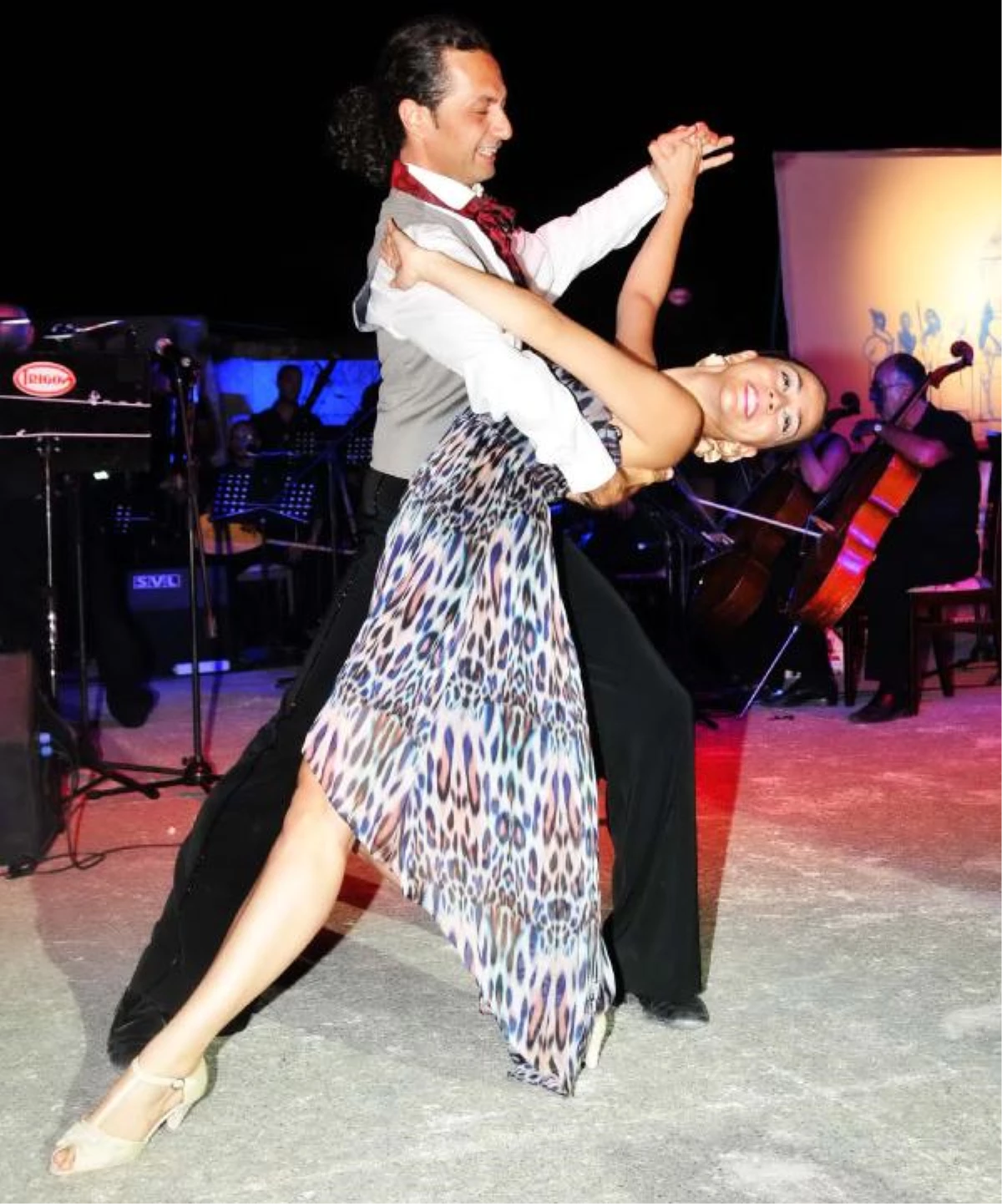 Bodrum\'da Türkü, Vals, Dans ve Senfoni Dolu Bir Gece