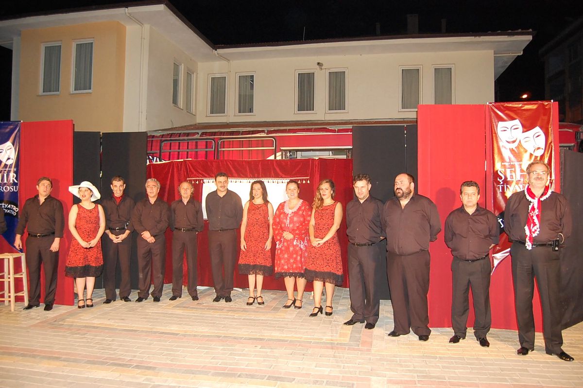 Bursa\'yı Karış Karış Gezerek Tiyatroyu Sevdiriyorlar