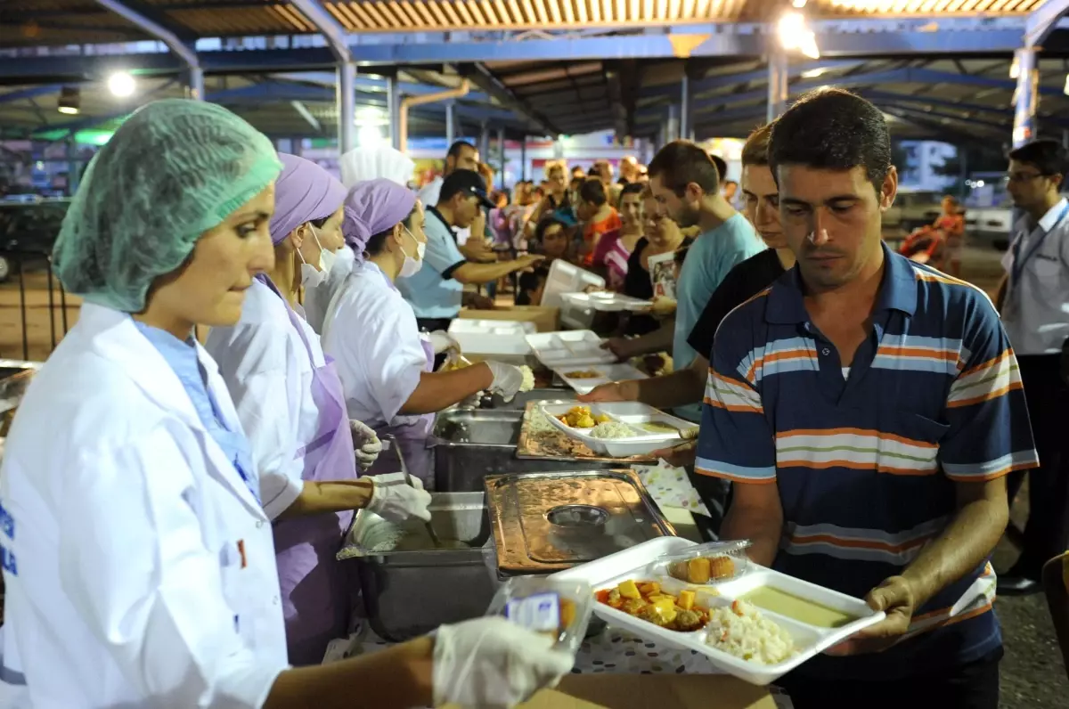 Büyükşehir'in İftar Sofrası Konyaaltı'nda Kuruldu