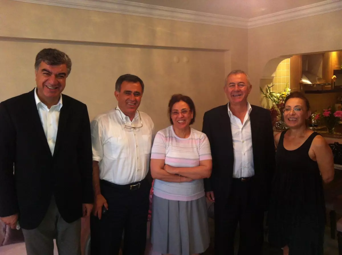 CHP İzmir İl Başkanı Ali Engin ve İzmir Vekili Alaattin Yüksel Tahliye Edilen Pervin Şenel Genç\'i...