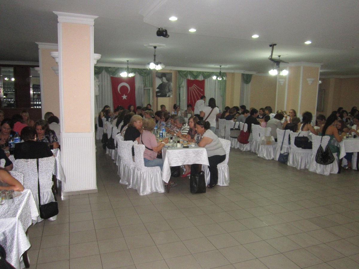 CHP Lüleburgaz Kadın Kolları 15 TL Karşılığında İftar Yemeği Düzenledi