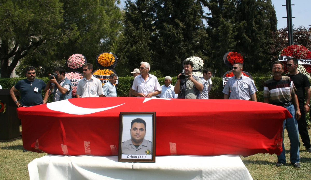 Düşen Helikopterde Ölen Ateş Savaşçısı İçin İzmir\'de Tören Düzenlendi