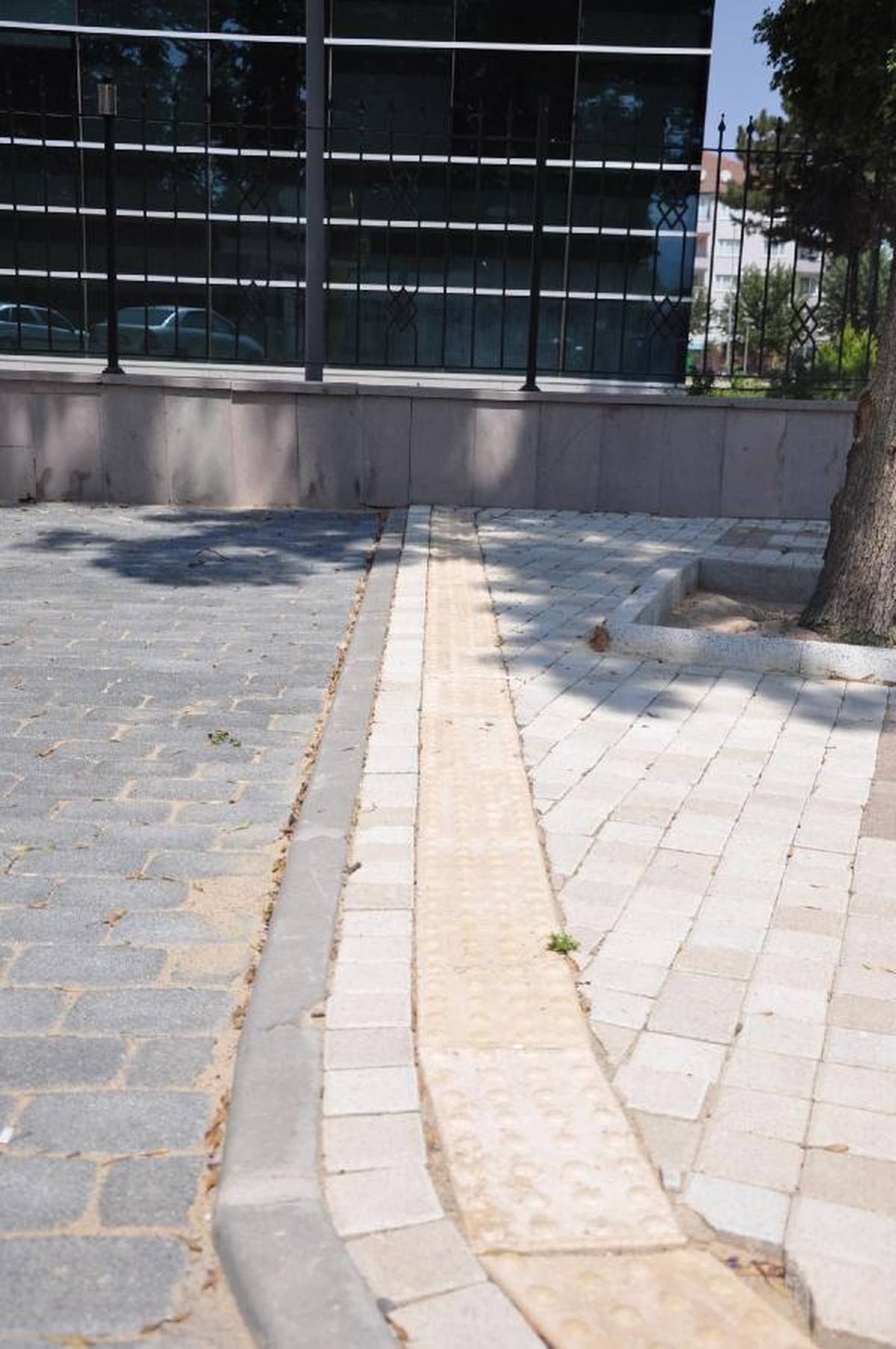 Engelli Yolu Bahçe Duvarında Bitiyor