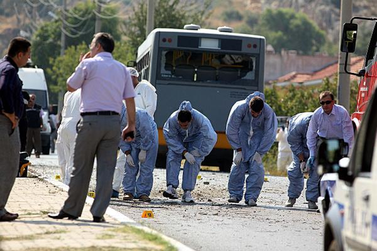 Foça\'daki Bombacıya Polis Parmak İzinden Ulaşacak