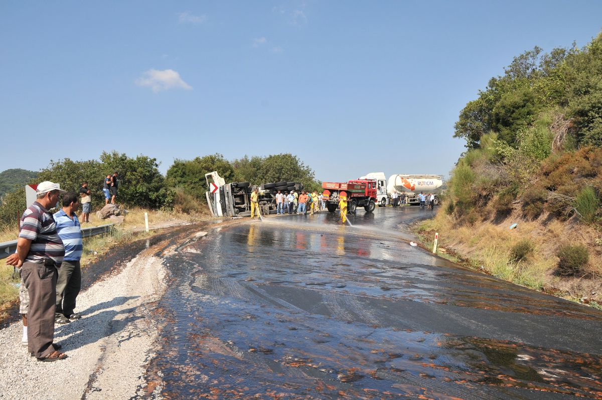 Glikoz Şurubu Yolu Trafiğe Kapattı