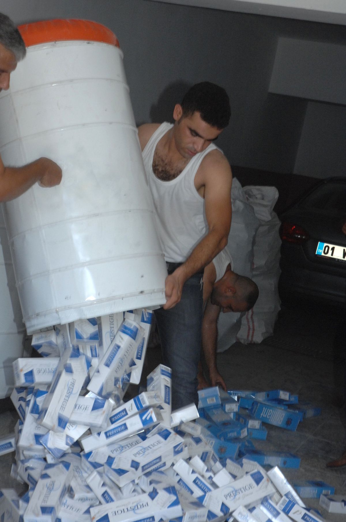 Güneş Enerjisi Panellerinde Kaçak Sigara Ele Geçirildi
