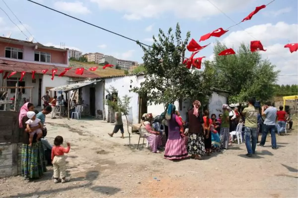 CHP\'li Vekiller Şehit Ateşli\'nin Ailesini Ziyaret Etti