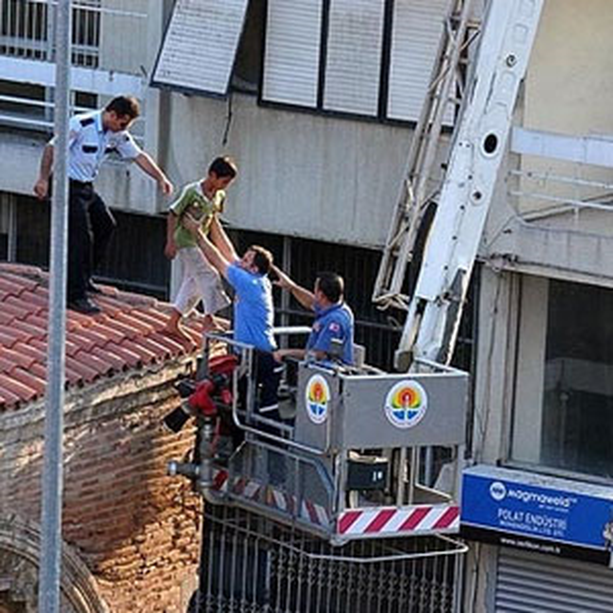 Güvercin Merakı Çatıda Mahsur Bıraktı