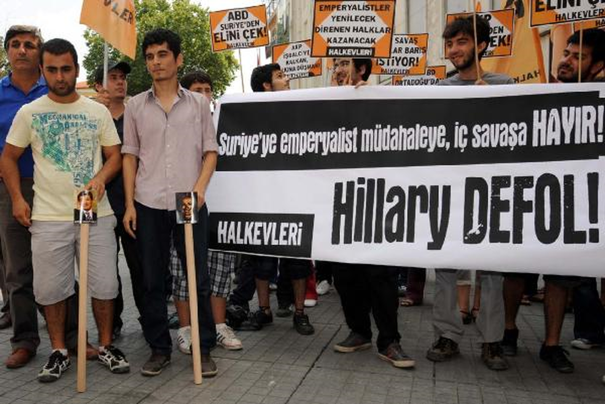 Hılary ve Davutoğlu\'na Kazma Sopası
