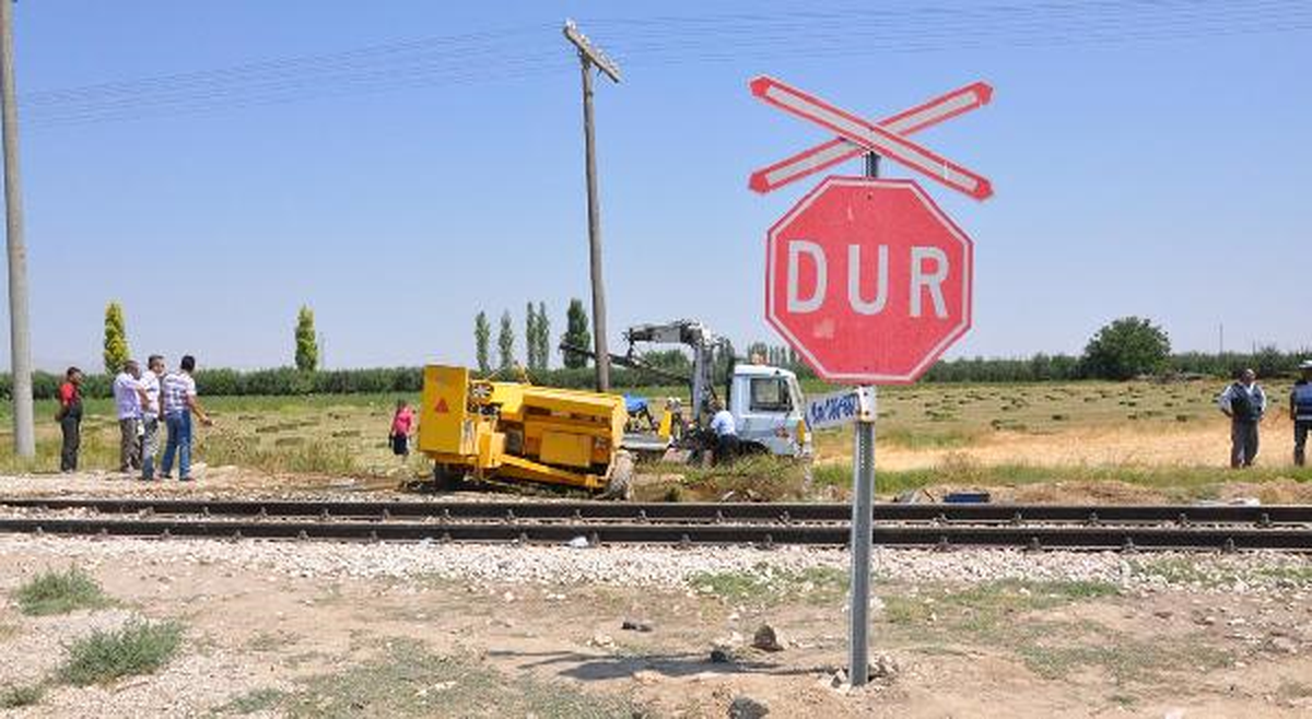 Hızlandırılmış Trenin Çarptığı Traktörün Sürücüsü Öldü