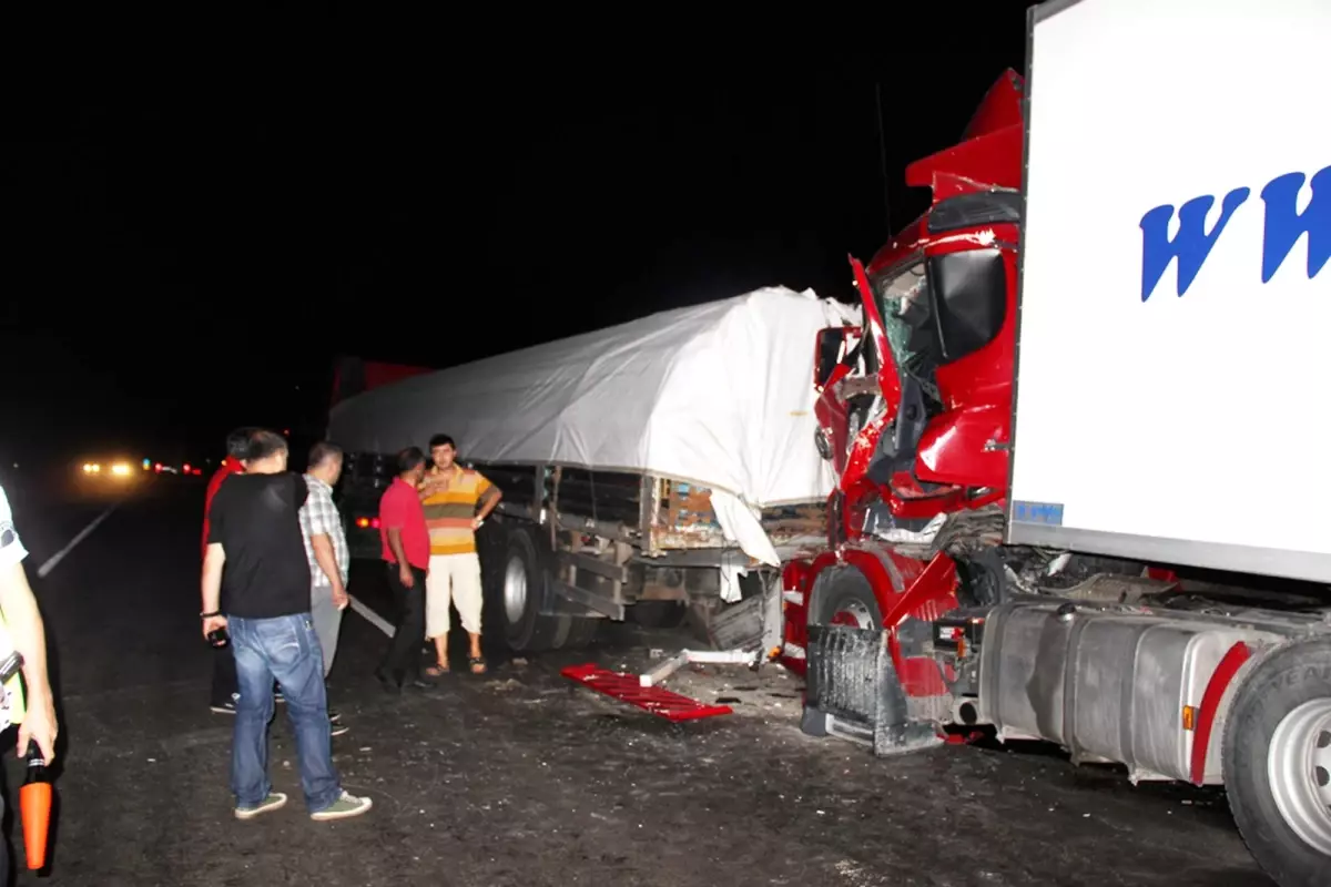 İki Tır Çarpıştı: 1 Yaralı