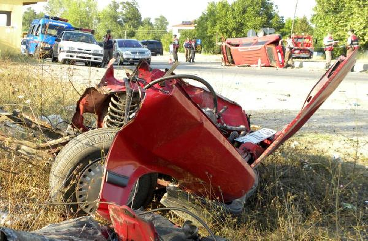 İkiye Bölünen Otomobilden Sağ Çıktılar